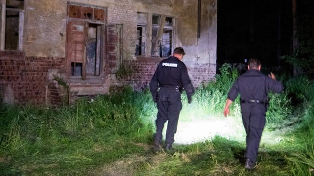 Auf der Flucht vor der Polizei hatte sich der mutmaßliche Gewalttäter in einem alten Garnisonsgebäude verschanzt und mehrere Schüsse abgefeuert.