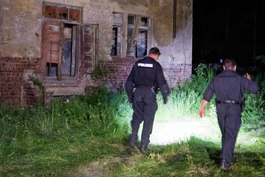 Auf der Flucht vor der Polizei hatte sich der mutmaßliche Gewalttäter in einem alten Garnisonsgebäude verschanzt und mehrere Schüsse abgefeuert.