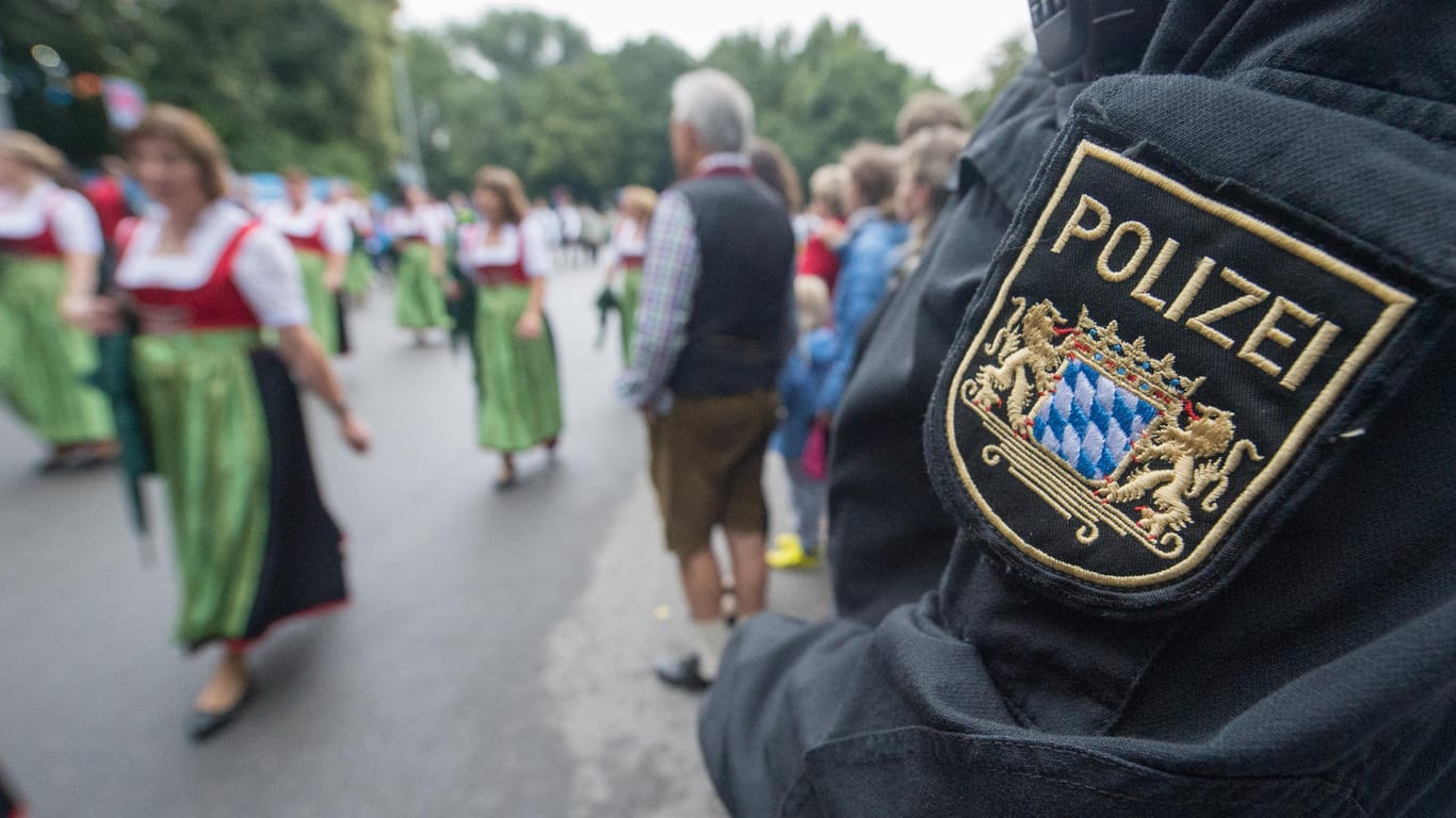 Polizist beim Gäubodenvolksfest in Straubing: Auch unter Polizisten ist das in Bayern geplante Polizeiaufgabengesetz umstritten.