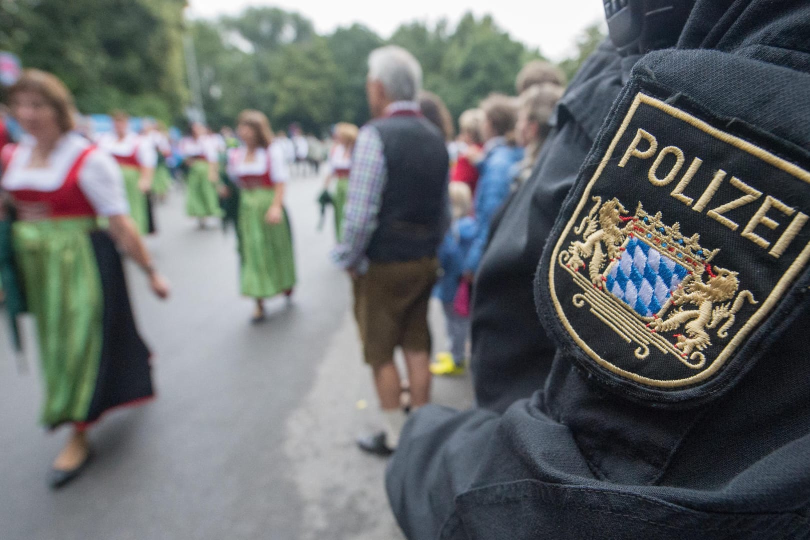 Polizist beim Gäubodenvolksfest in Straubing: Auch unter Polizisten ist das in Bayern geplante Polizeiaufgabengesetz umstritten.