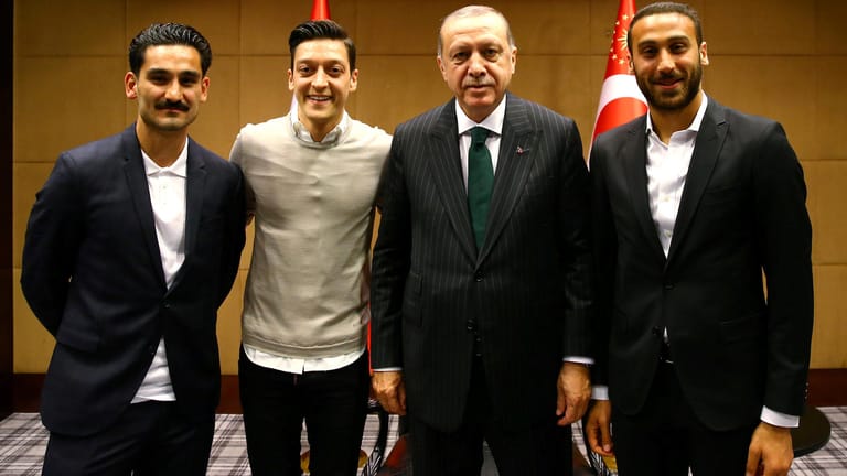 Das Foto, das für Diskussionen sorgte: Gündogan und Özil mit Erdogan und dem türkischen Nationalspieler Tosun (v. li.).