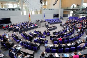 Plenarsaal des Bundestags am Dienstagvormittag: Dem FDP-Abgeordneten Alexander Müller geht es nach seinem Schwächeanfall wieder gut.