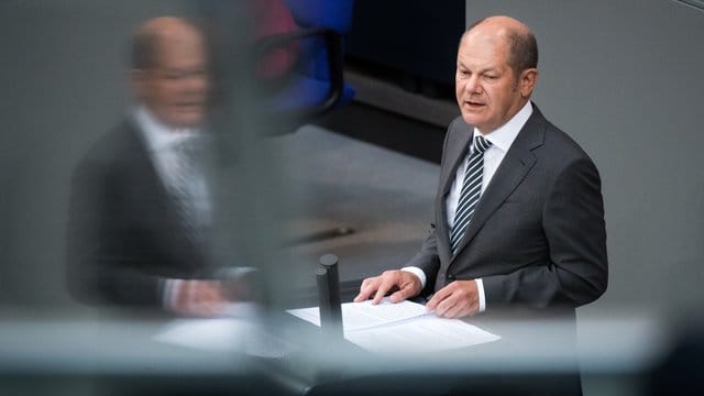 Finanzminister Scholz ist sich sicher: "Beides geht: mehr Investitionen ohne neue Schulden. Finanzminister Scholz ist sich sicher: "Beides geht: mehr Investitionen ohne neue Schulden.