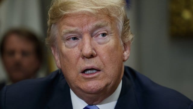 Trump nannte die Informationslecks im Weißen Haus eine "massive Übertreibung seitens der Fake News Medien". Trump nannte die Informationslecks im Weißen Haus eine "massive Übertreibung seitens der Fake News Medien".