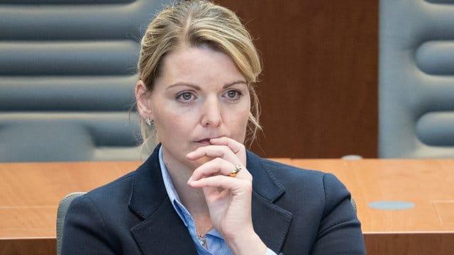 Mit ihrem Schritt schützt Schulze Föcking die schwarz-gelbe Koalition vor weiterem Schaden. Mit ihrem Schritt schützt Schulze Föcking die schwarz-gelbe Koalition vor weiterem Schaden.