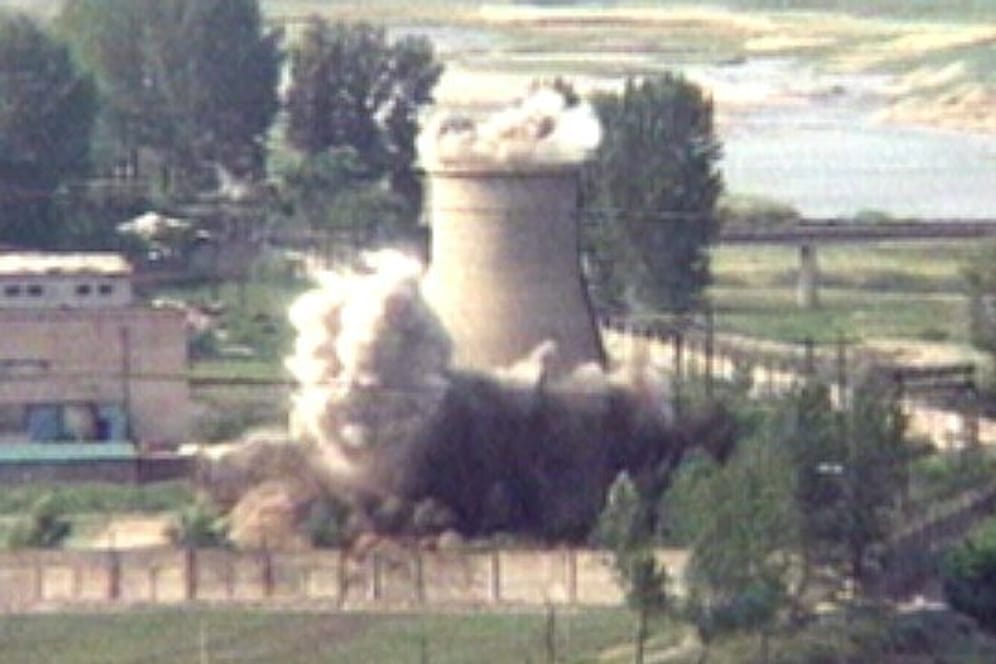 Das zehn Jahre alte Fernsehbild zeigt die Zerstörung eines Kühlturms am nordkoreanischen Atomtestgelände.