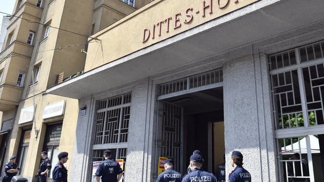Polizisten vor der Wohnhausanlage in Wien.