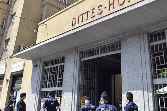 Polizisten vor der Wohnhausanlage in Wien.
