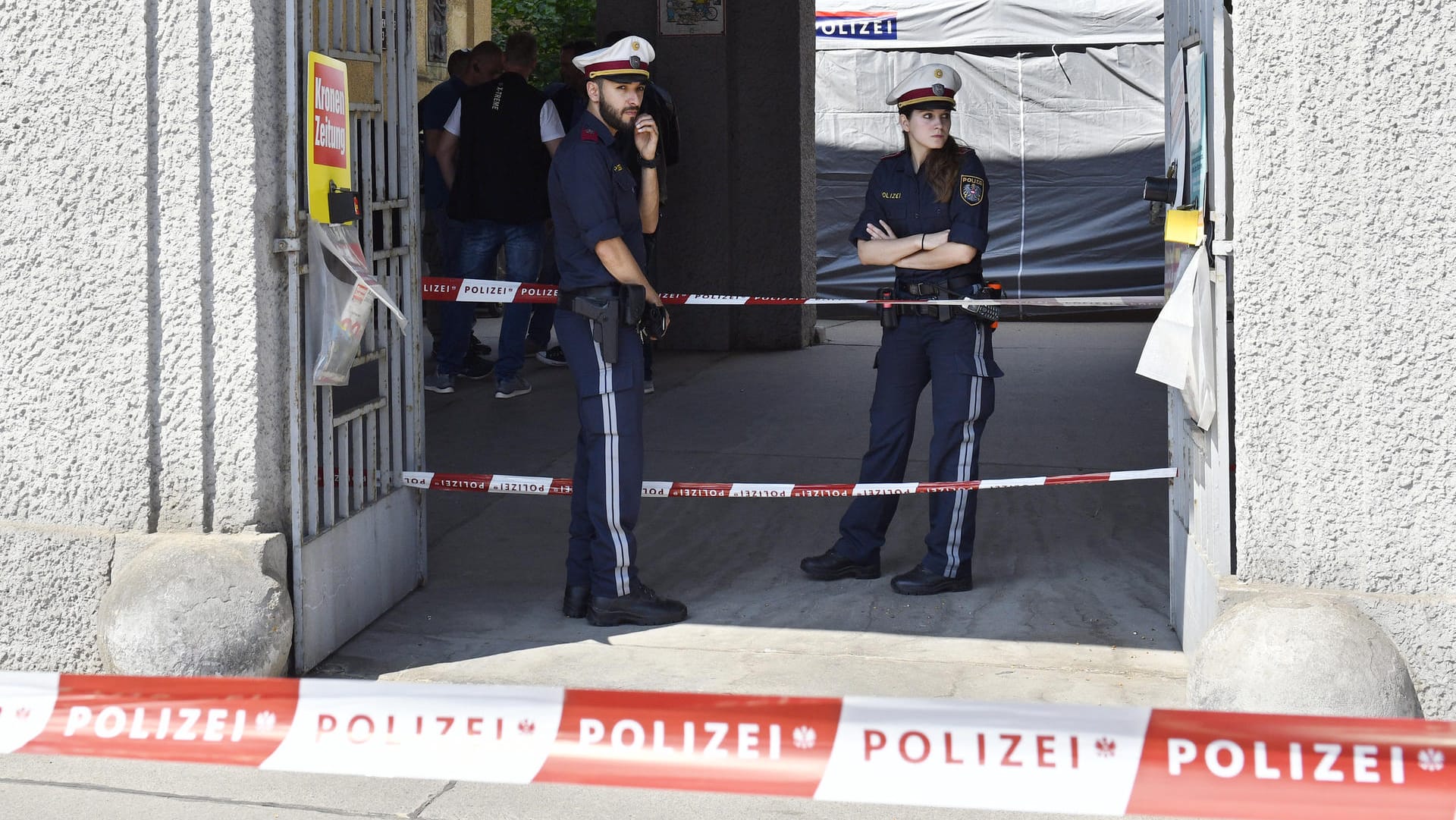 Polizisten am Tatort in Wien: Mit Stichen in den Hals tötete ein 16-Jähriger offenbar das kleine Mädchen. Polizisten am Tatort in Wien: Mit Stichen in den Hals tötete ein 16-Jähriger offenbar das kleine Mädchen.