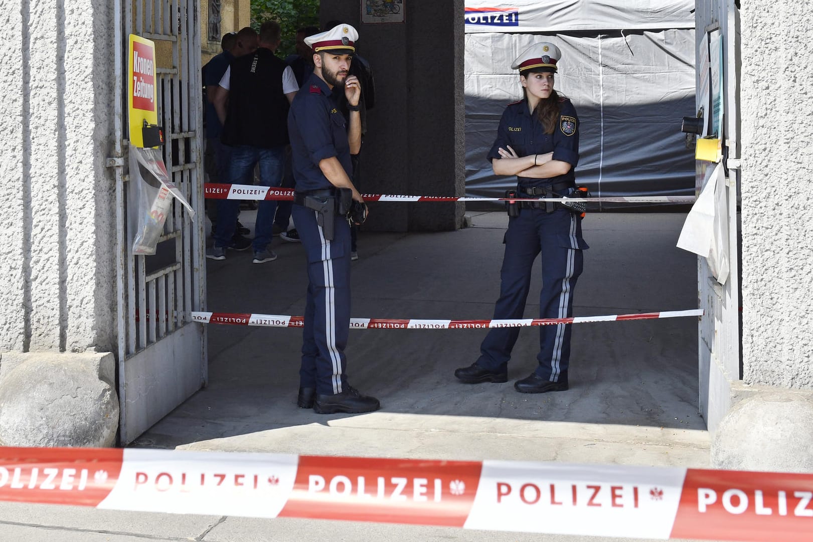 Polizisten am Tatort in Wien: Mit Stichen in den Hals tötete ein 16-Jähriger offenbar das kleine Mädchen.