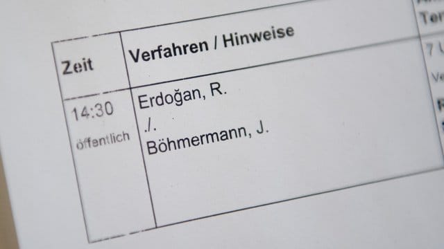 Das "Schmähgedicht" von Jan Böhmermann über den türkischen Präsidenten Erdogan bleibt in größeren Teilen verboten. Das "Schmähgedicht" von Jan Böhmermann über den türkischen Präsidenten Erdogan bleibt in größeren Teilen verboten.