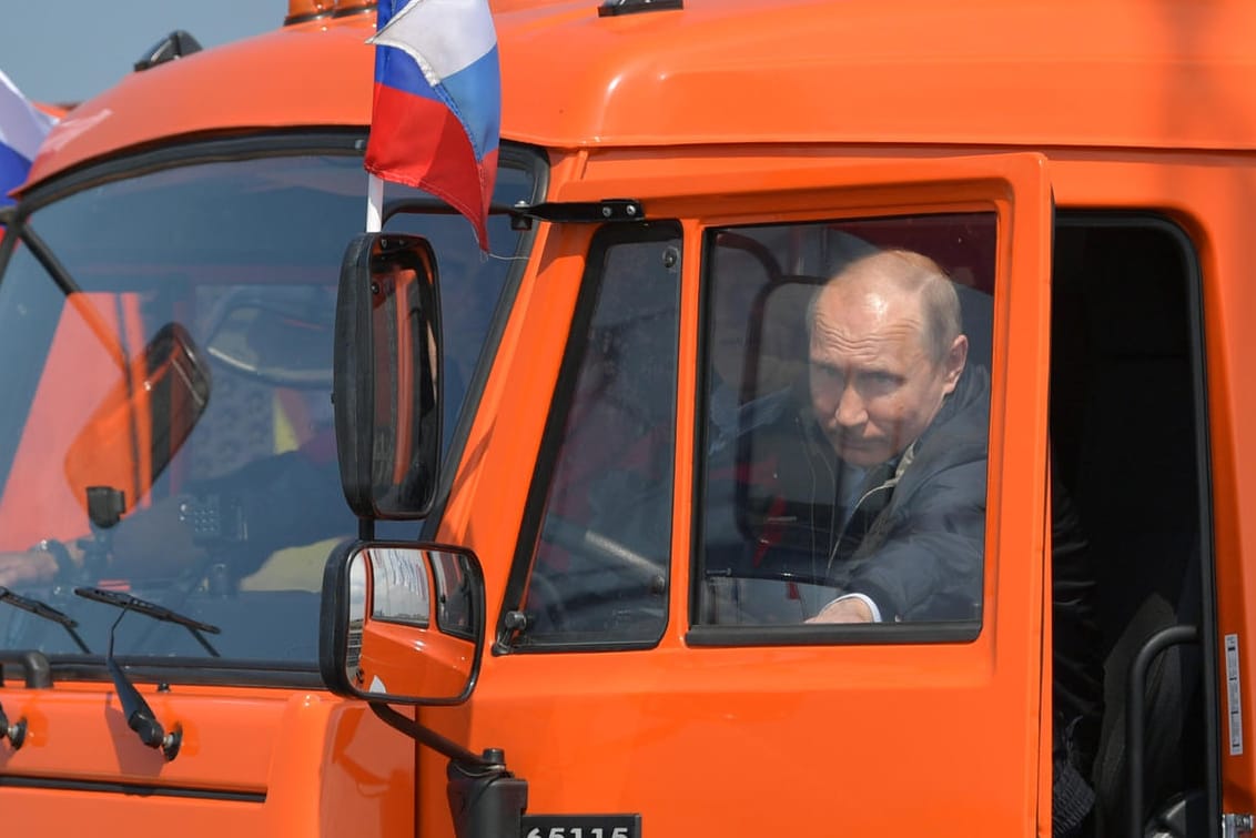 Wladimir Putin bei der Eröffnung der Brücke zur Krim: Der Staatschef setzte sich selbst ans Steuer eines orangen Lastwagens und fuhr die 19 Kilometer lange Strecke ab.