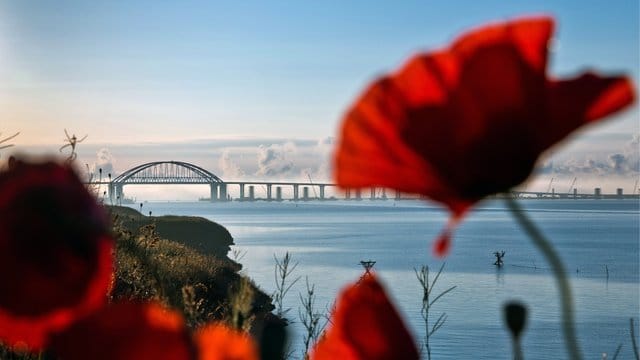 Die 19 Kilometer lange Brücke zwischen Russland und der annektierten Krim überspannt die Meerenge von Kertsch. Die 19 Kilometer lange Brücke zwischen Russland und der annektierten Krim überspannt die Meerenge von Kertsch.