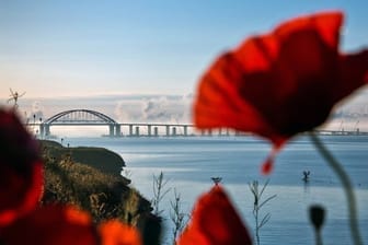 Die 19 Kilometer lange Brücke zwischen Russland und der annektierten Krim überspannt die Meerenge von Kertsch.