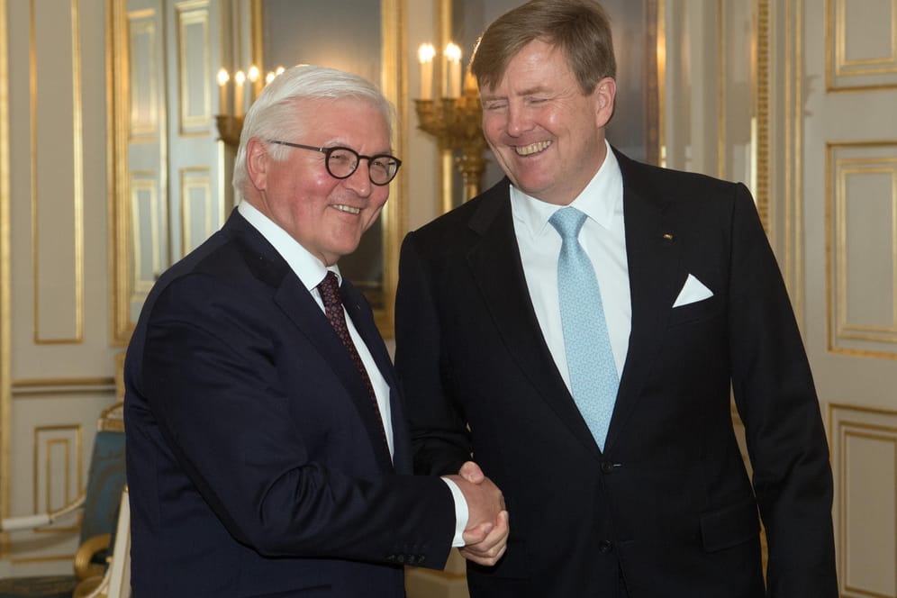 Niederlande, Amsterdam: Bundespräsident Frank-Walter Steinmeier (l) wird von König Willem-Alexander, König der Niederlande, im Palast begrüßt.