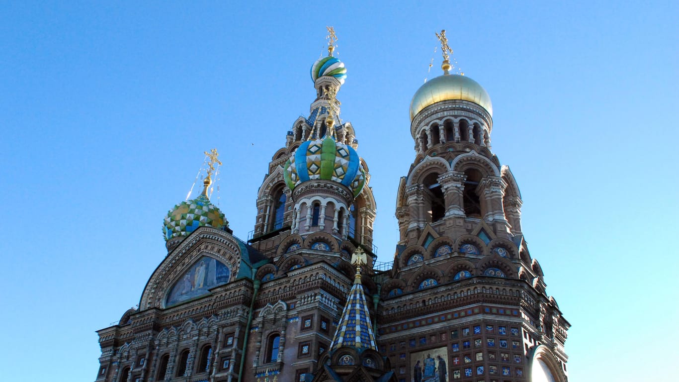Hübsch machen für die WM: So soll die Blutkirche in St. Petersburg nach der Sanierung wieder aussehen. Derzeit ist sie noch eingerüstet.