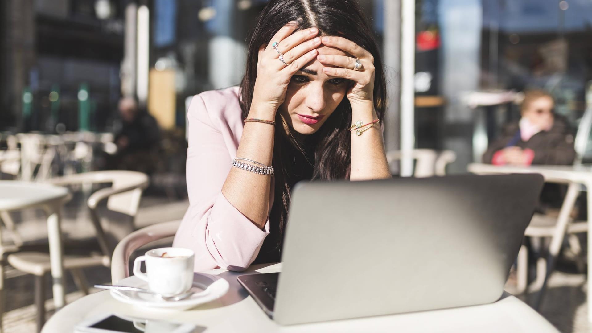 Junge Frau mit Laptop: Gerüchte über die neuen Datenschutzregeln der EU verbreiten Verunsicherung im Netz.