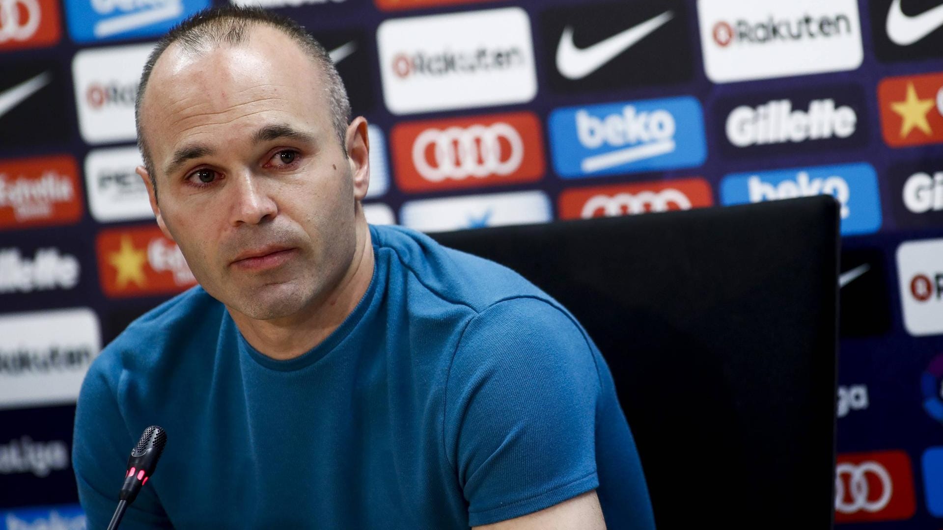 Tränen in den Augen: Iniesta während der Bekanntgabe seines Barca-Abschieds vor wenigen Wochen. Tränen in den Augen: Iniesta während der Bekanntgabe seines Barca-Abschieds vor wenigen Wochen.