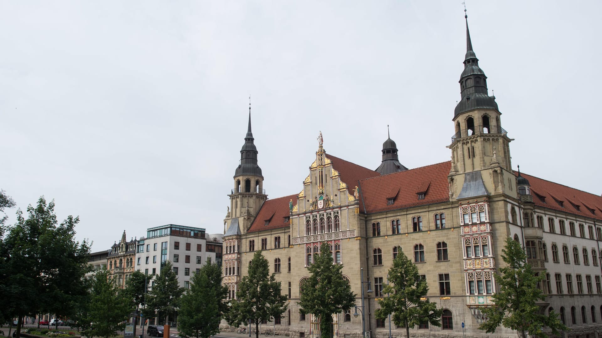 Das Landgericht Halle: Hier wird ein 47-Jähriger wegen Mordes angeklagt. Das Landgericht Halle: Hier wird ein 47-Jähriger wegen Mordes angeklagt.