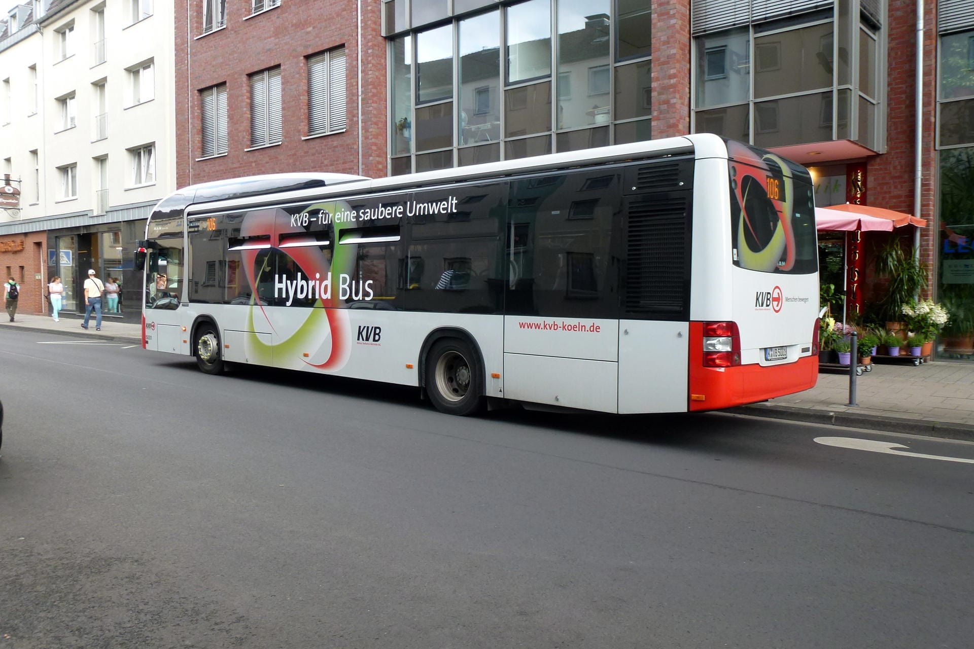 Ein Linienbus in Köln: Aus bisher ungeklärter Ursache schoss ein Betrunkener auf ein Fahrzeug. (Archivbild) Ein Linienbus in Köln: Aus bisher ungeklärter Ursache schoss ein Betrunkener auf ein Fahrzeug. (Archivbild)