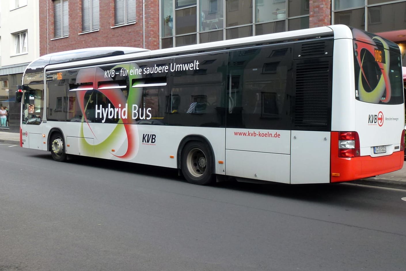 Ein Linienbus in Köln: Aus bisher ungeklärter Ursache schoss ein Betrunkener auf ein Fahrzeug. (Archivbild)