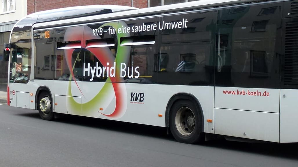 Ein Linienbus in Köln: Aus bisher ungeklärter Ursache schoss ein Betrunkener auf ein Fahrzeug. (Archivbild) Ein Linienbus in Köln: Aus bisher ungeklärter Ursache schoss ein Betrunkener auf ein Fahrzeug. (Archivbild)