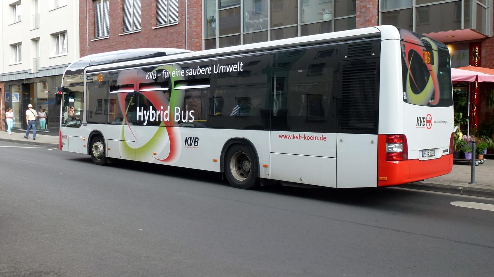 Ein Linienbus in Köln: Aus bisher ungeklärter Ursache schoss ein Betrunkener auf ein Fahrzeug. (Archivbild) Ein Linienbus in Köln: Aus bisher ungeklärter Ursache schoss ein Betrunkener auf ein Fahrzeug. (Archivbild)