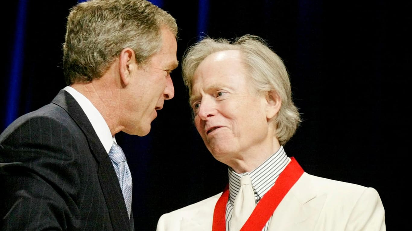 Tom Wolfe im Jahr 2002 mit US-Präsident George W. Bush.