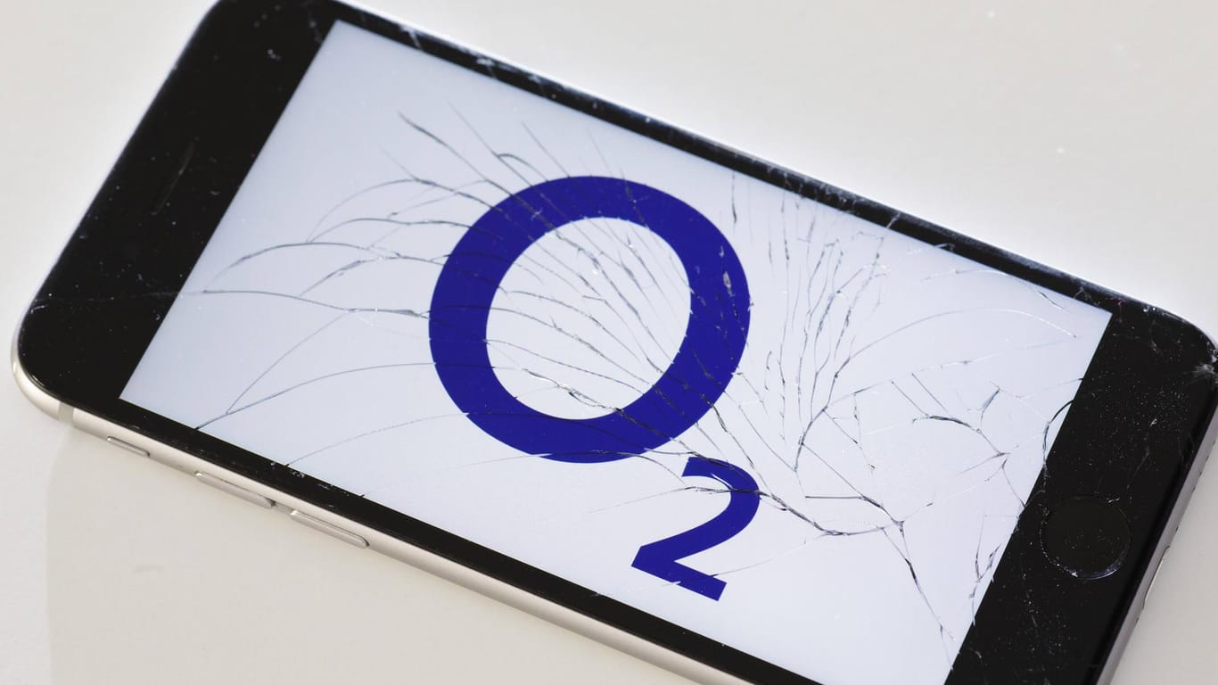 Logo von O2 auf Smartphone: Gestörte Verbindungen