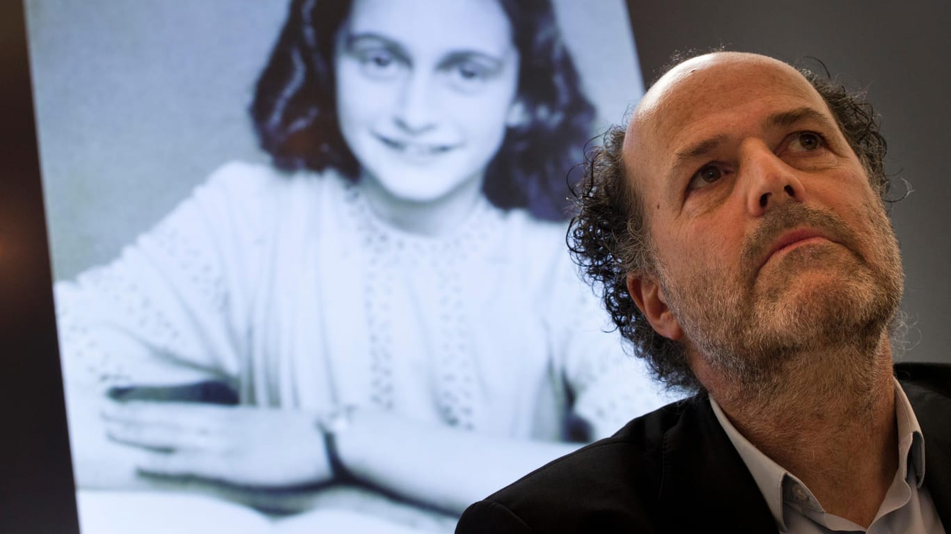 Ronald Leopold, Direktor der Anne Frank Stiftung, vor einem Foto von Anne Frank: Mehr als 70 Jahre nach der Veröffentlichung des Tagesbuches von Anne Frank sind bislang unlesbare Texte des jüdischen Mädchens veröffentlicht worden.