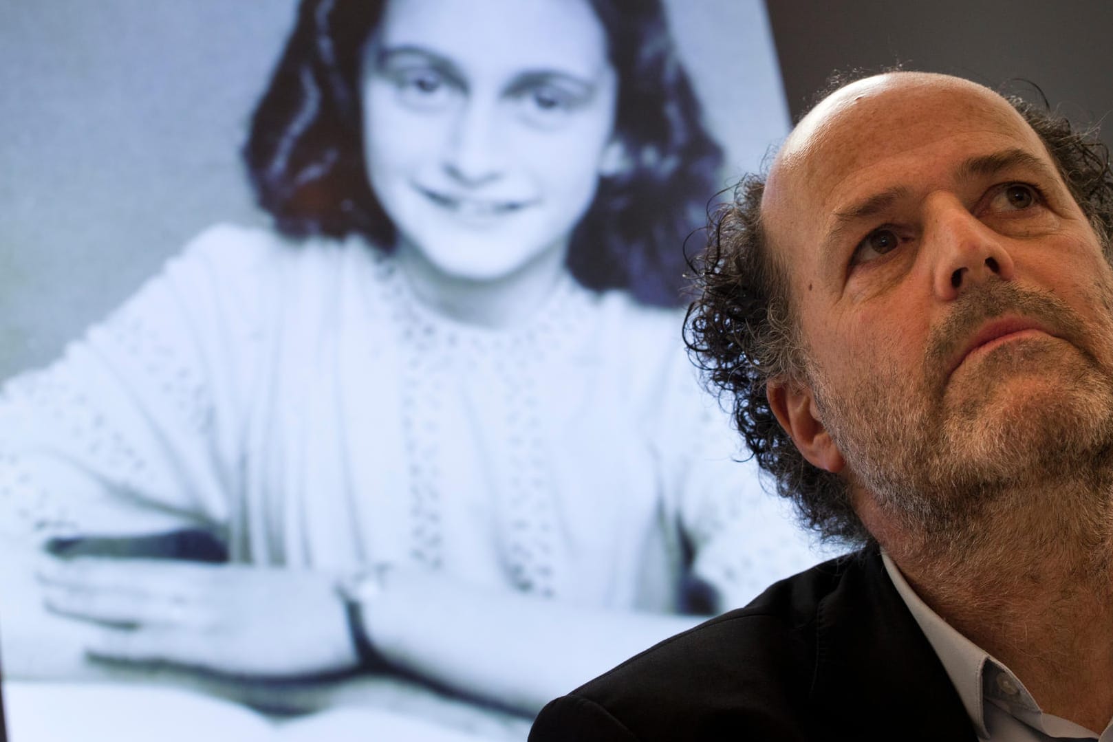 Ronald Leopold, Direktor der Anne Frank Stiftung, vor einem Foto von Anne Frank: Mehr als 70 Jahre nach der Veröffentlichung des Tagesbuches von Anne Frank sind bislang unlesbare Texte des jüdischen Mädchens veröffentlicht worden.