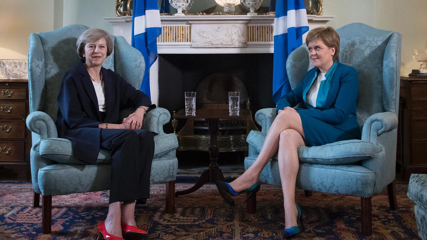 Premierministerin Theresa May trifft Nicola Sturgeon, Erste Minsterin in Schottland: Die schottische Regionalregierung fordert mehr Mitbestimmungsrechte von London.