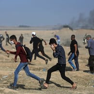 Palästinensische Protestierende: Sie laufen auf der Suche nach Deckung durch Tränengas, das von israelischen Truppen während eines Protestes an der israelischen Grenze des Gazastreifens abgefeuert wurde.