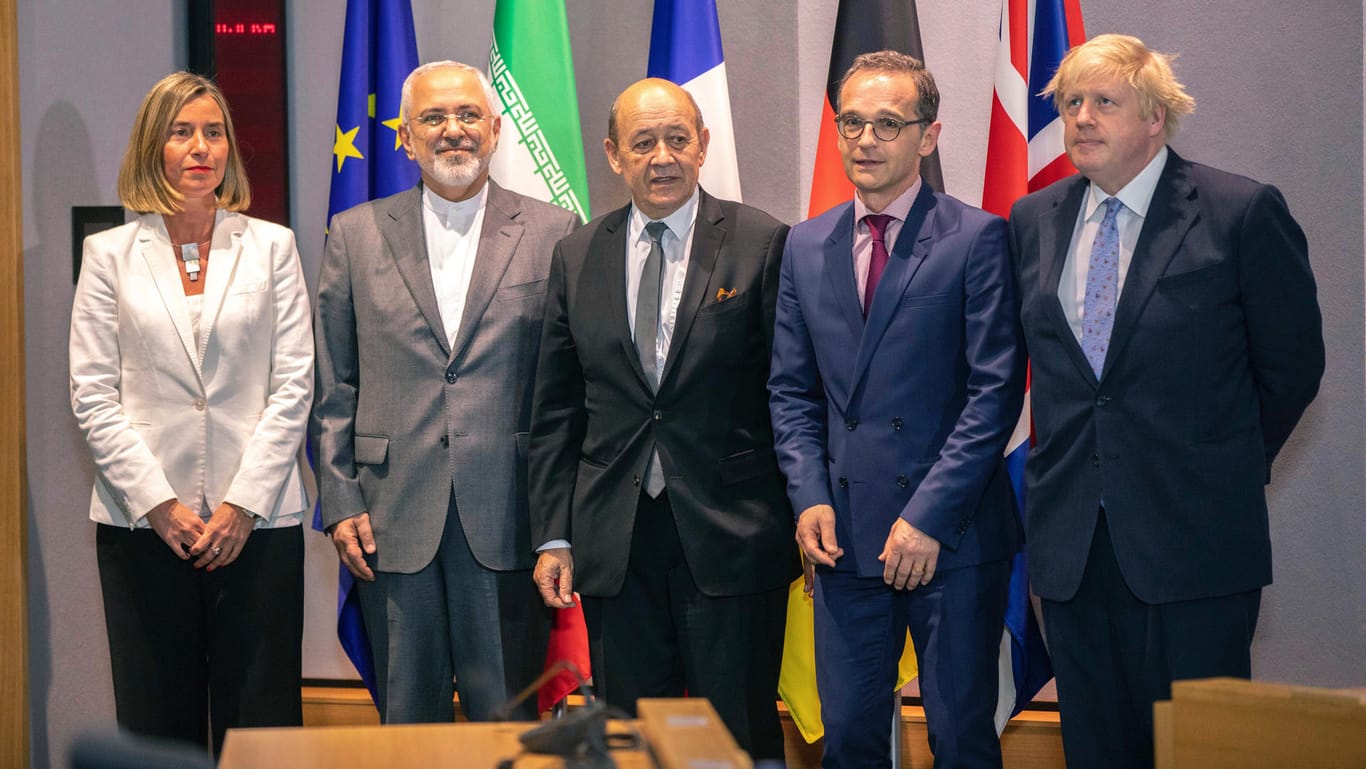 Treffen in Brüssel: "Wir sind auf einem richtigen Weg und bewegen uns in die richtige Richtung", sagte der iranische Außenminister Mohamed Dschawad Sarif (2.v.l).