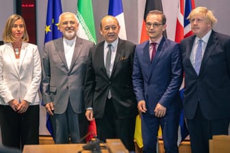 Treffen in Brüssel: "Wir sind auf einem richtigen Weg und bewegen uns in die richtige Richtung", sagte der iranische Außenminister Mohamed Dschawad Sarif (2.v.l).