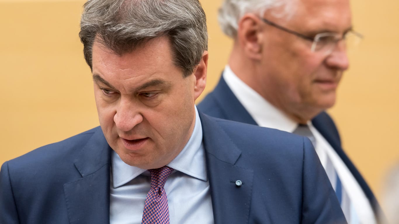 München: Markus Söder (CSU, l), Ministerpräsident von Bayern, und Joachim Herrmann (CSU), Innenminister von Bayern, gehen während der Plenarsitzung im Landtag, in der das neuen Polizeiaufgabengesetz (PAG) beschlossen werden soll, aneinander vorbei.