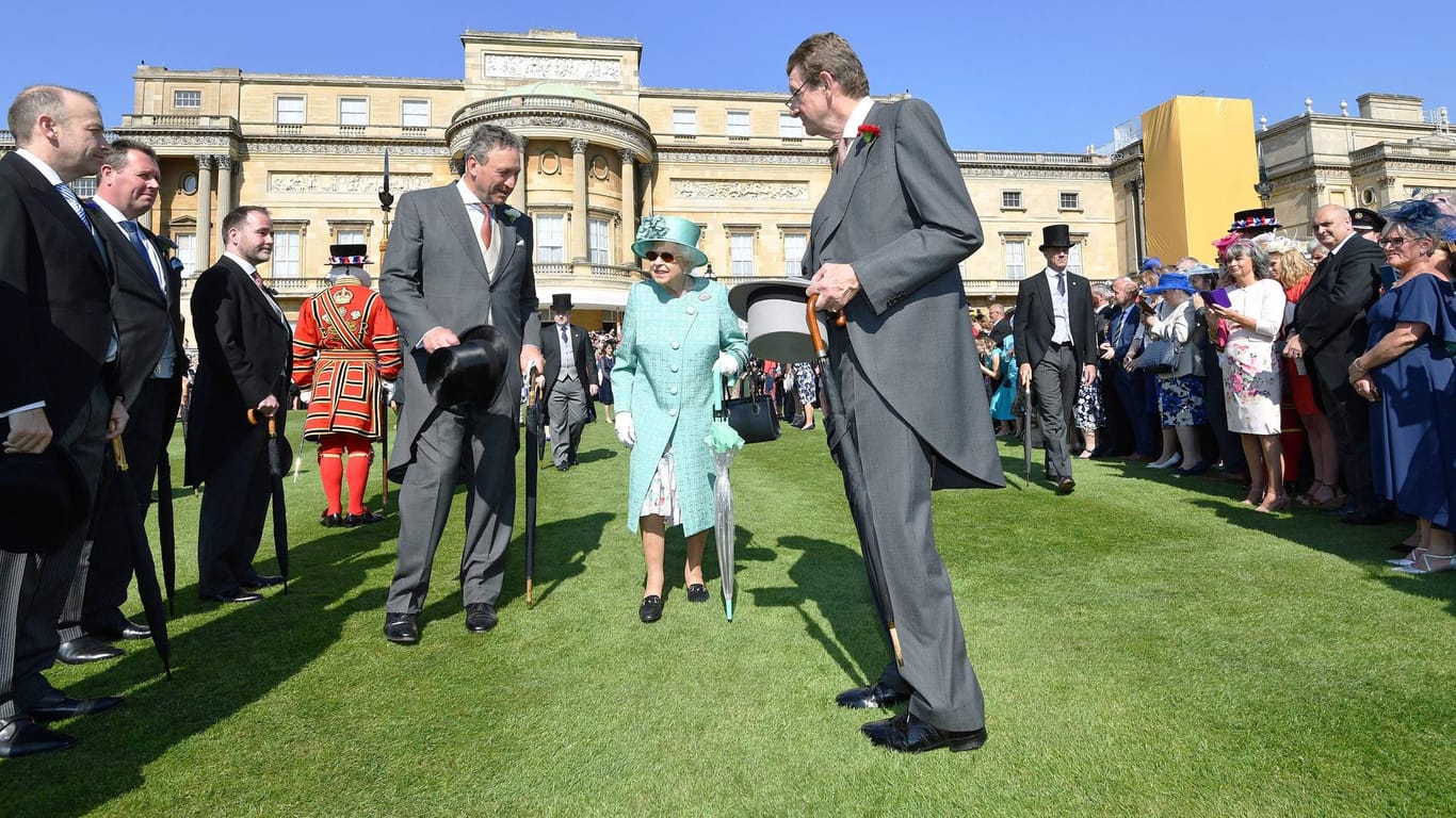 Alles wie immer bei Queen Elizabeth II.: Sie versprüht gute Laune in knallbunter Kleidung.