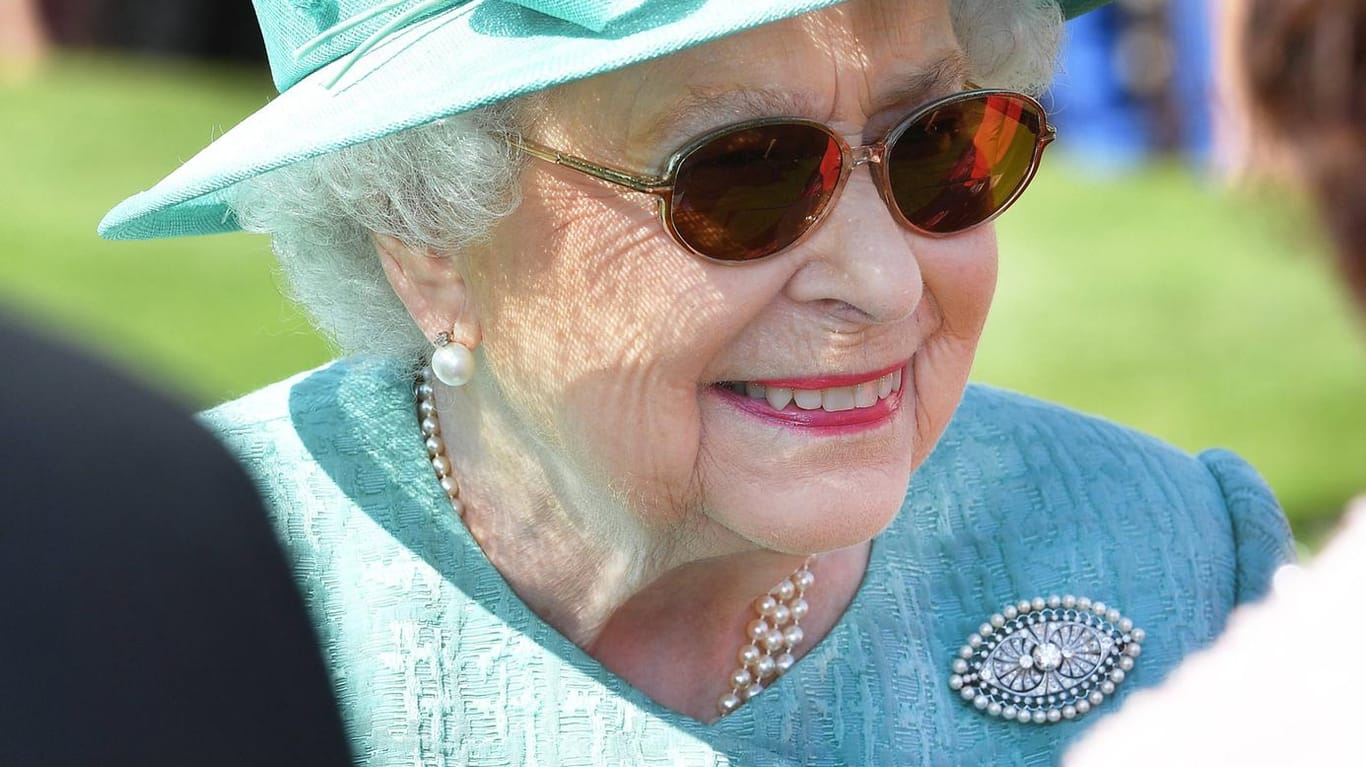 Profi durch und durch: Bei ihrer Gartenparty im Buckingham-Palast ließ sich die Queen nichts anmerken.