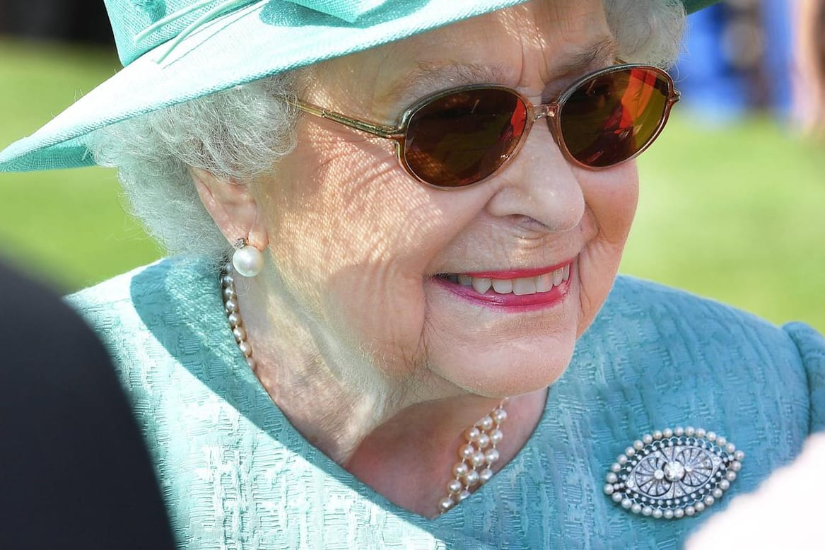 Profi durch und durch: Bei ihrer Gartenparty im Buckingham-Palast ließ sich die Queen nichts anmerken.