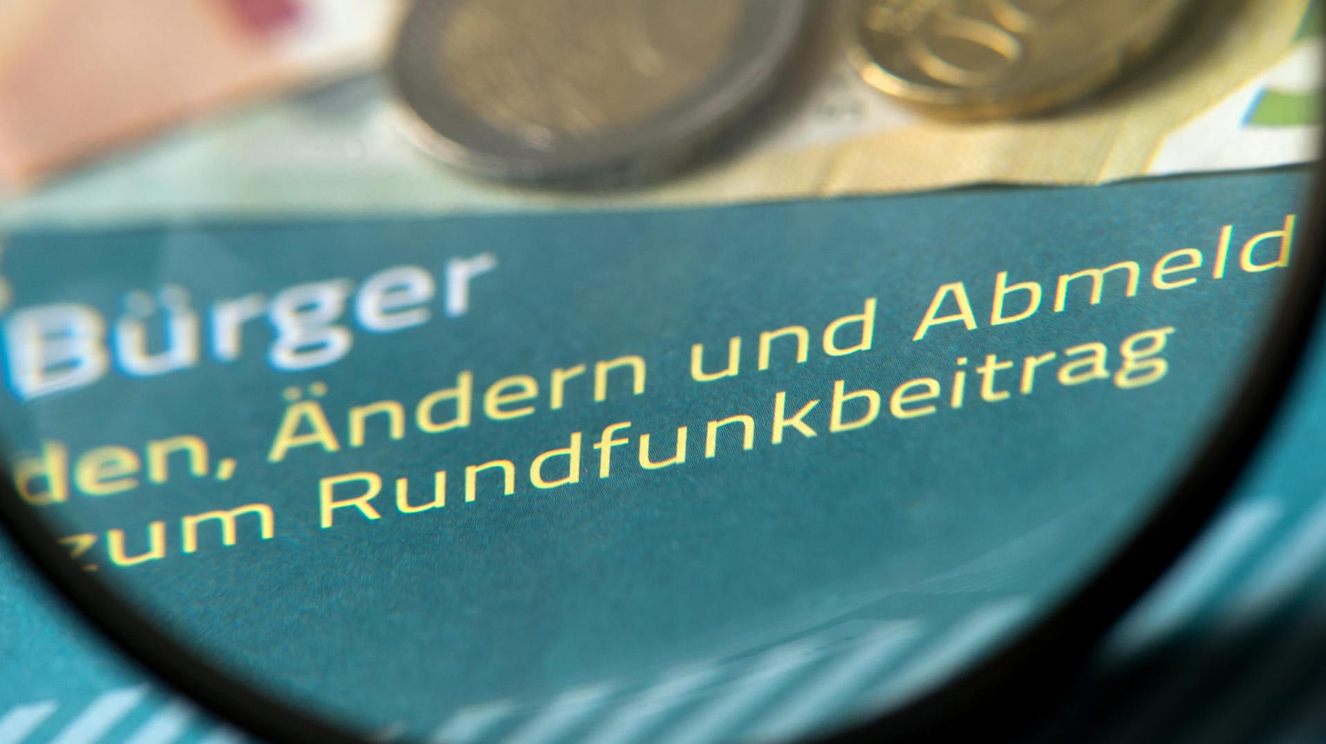 Münzgeld auf Formularen zu Rundfunkbeiträgen: Seit 2013 wird der öffentlich-rechtliche Rundfunk über den Rundfunkbeitrag finanziert, der die GEZ-Gebühr ersetzt.