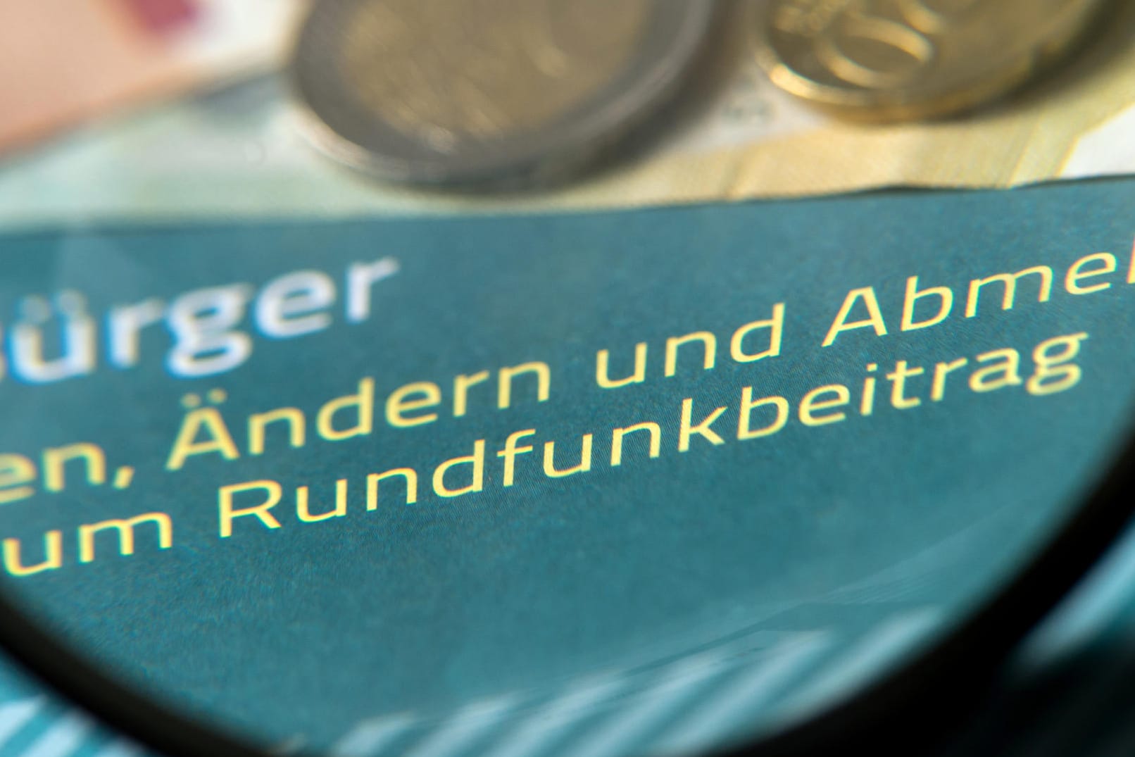 Münzgeld auf Formularen zu Rundfunkbeiträgen: Seit 2013 wird der öffentlich-rechtliche Rundfunk über den Rundfunkbeitrag finanziert, der die GEZ-Gebühr ersetzt.