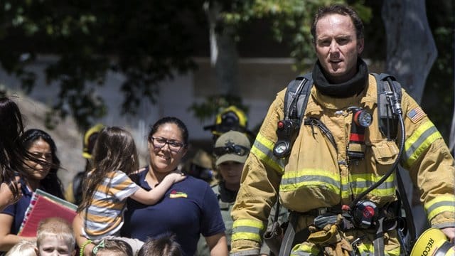 Kinder werden von Rettungskräften nach einer Explosion in einer Klinik in Sicherheit gebracht. Kinder werden von Rettungskräften nach einer Explosion in einer Klinik in Sicherheit gebracht.
