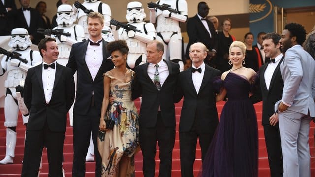 Donald Glover (r-l), Alden Ehrenreich, Emilia Clarke, Ron Howard, Woody Harrelson, Thandie Newton und Joonas Suotamo in Cannes.