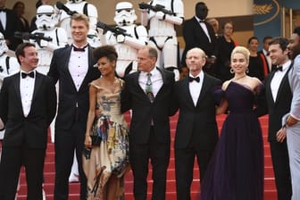 Donald Glover (r-l), Alden Ehrenreich, Emilia Clarke, Ron Howard, Woody Harrelson, Thandie Newton und Joonas Suotamo in Cannes.
