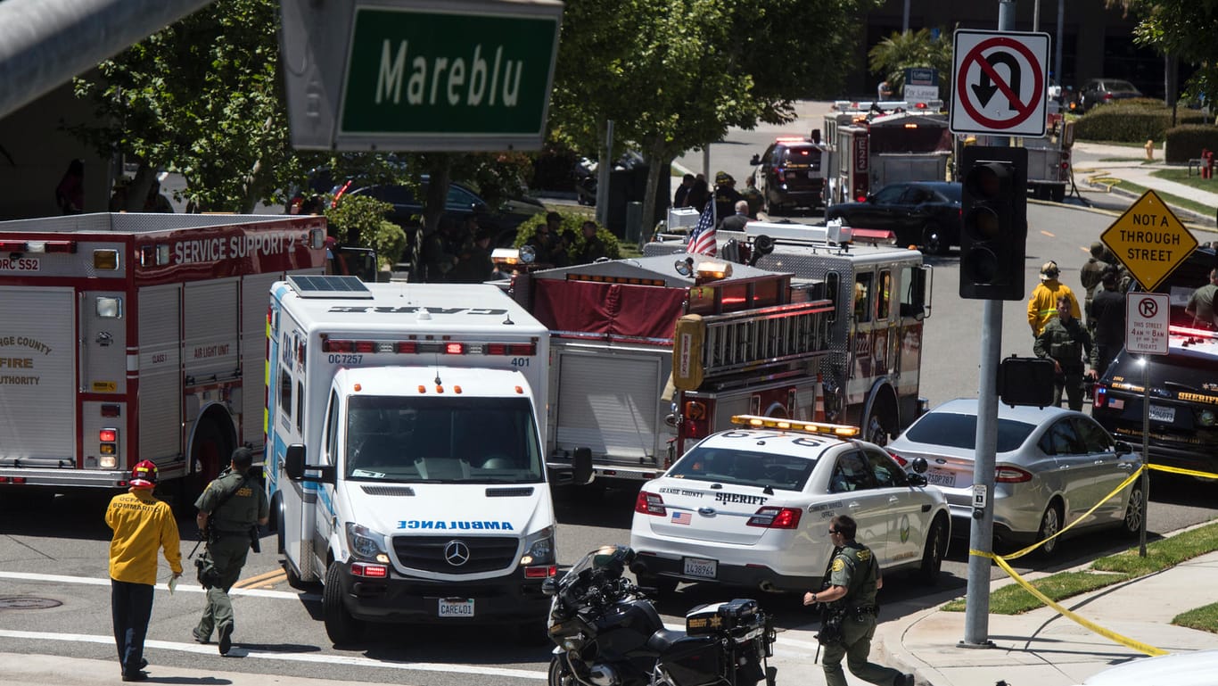 Rettungskräfte sind in Aliso Viejo südlich von Los Angeles nach einer Explosion in einer Klinik im Einsatz: Bei einer Explosion in einer Klinik in Kalifornien ist Medienberichten zufolge ein Mensch getötet.