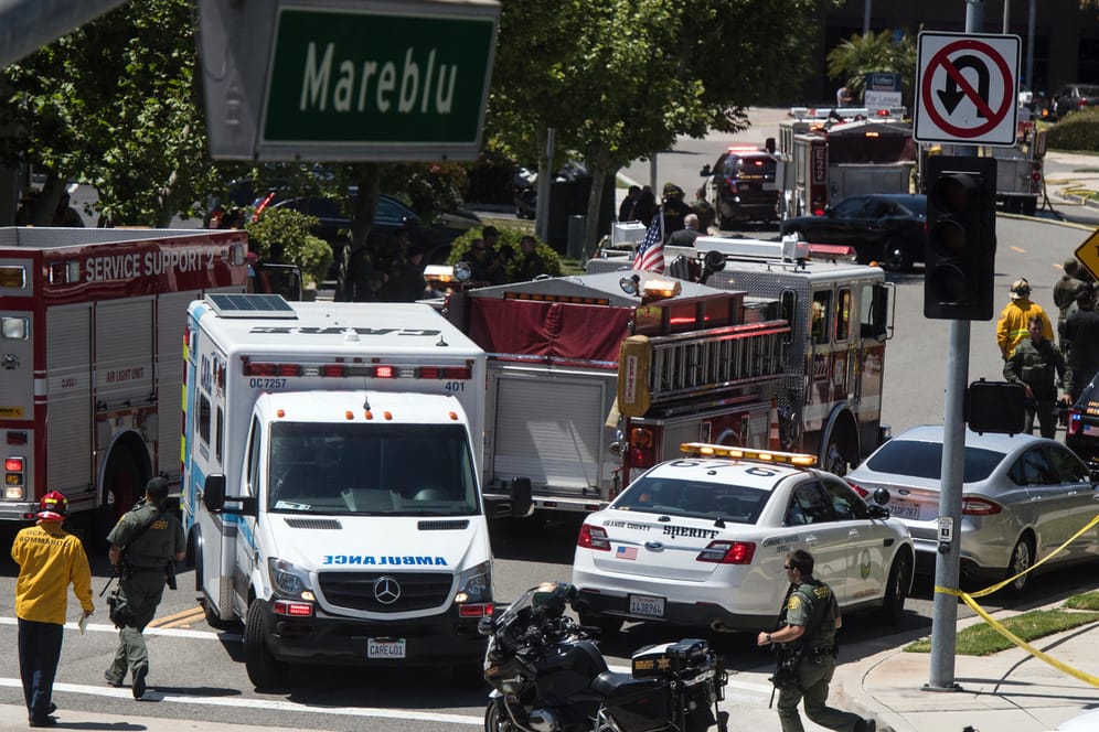 Rettungskräfte sind in Aliso Viejo südlich von Los Angeles nach einer Explosion in einer Klinik im Einsatz: Bei einer Explosion in einer Klinik in Kalifornien ist Medienberichten zufolge ein Mensch getötet.