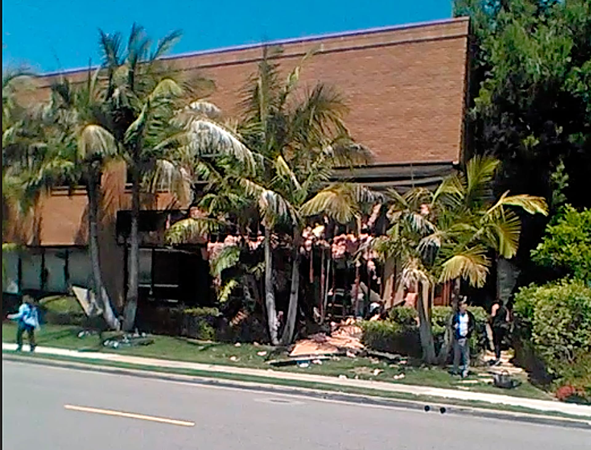 Das von einem Handy-Video erstellte Standbild zeigt ein Gebäude in Aliso Viejo südlich von Los Angeles nach einer Explosion.