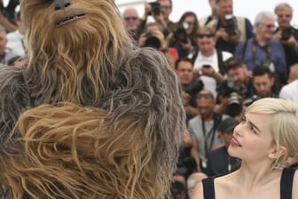 Emilia Clarke schaut zu Chewbacca auf.