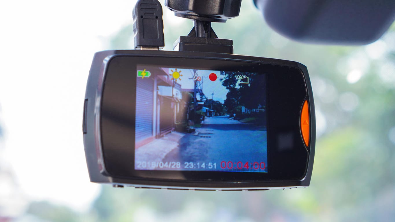 Dashcam: Aufnahmen der Auto-Minikameras könnten zeigen, ob ein Unfall mit Absicht herbeigeführt wurde.