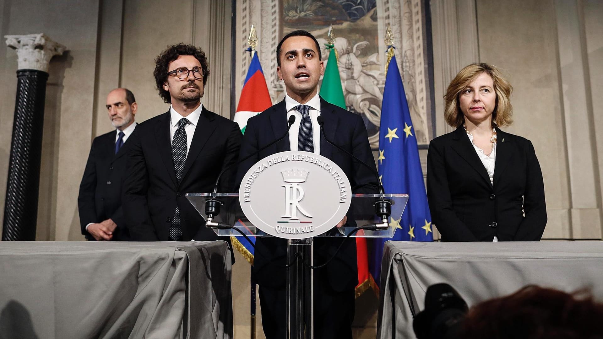 Luigi Di Maio (M.), Chef der Fünf-Sterne-Bewegung: Der Euro stehe nicht zur Debatte. Luigi Di Maio (M.), Chef der Fünf-Sterne-Bewegung: Der Euro stehe nicht zur Debatte.